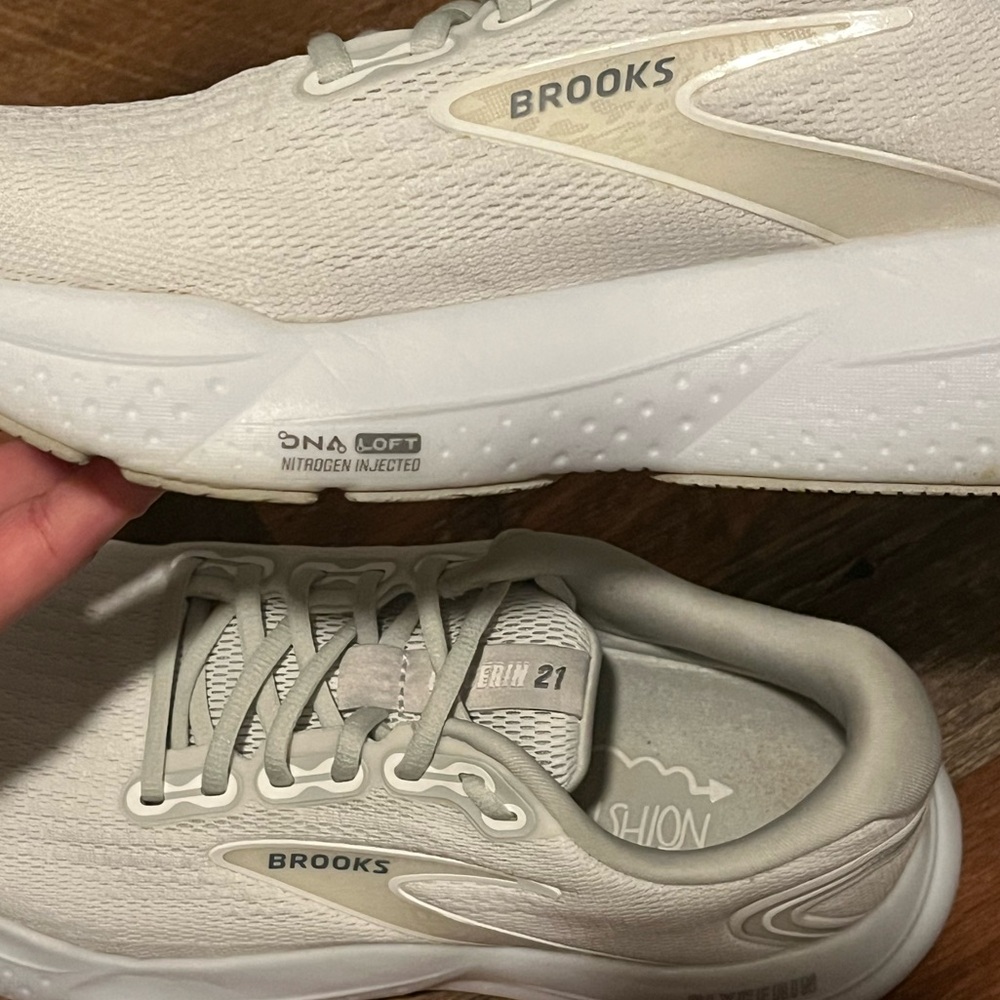 EUC Women’s Brooks Glycerin Cream and White Size 9 - Picture 11 of 13
